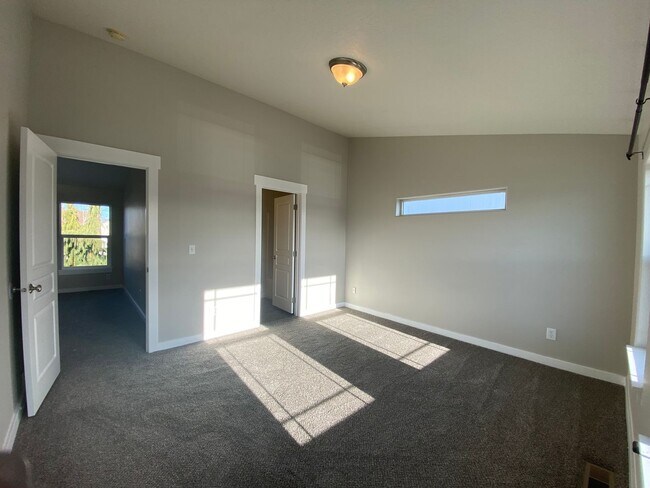 Building Photo - Beautiful 4-bedroom 2.5 bath home located ...