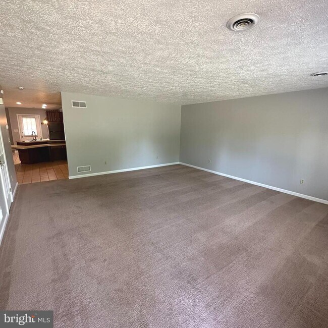 Building Photo - 323 Stonegate Ct