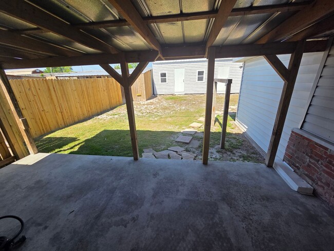Building Photo - 1525 Oak Ave