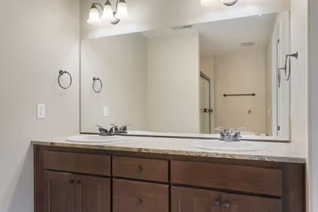 Building Photo - Beautiful  Home Great Location