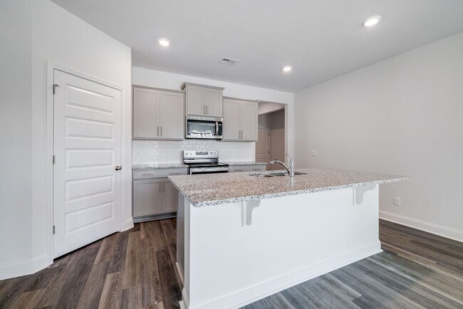 Building Photo - Beautiful 4 bedroom, 2 bathroom home locat...