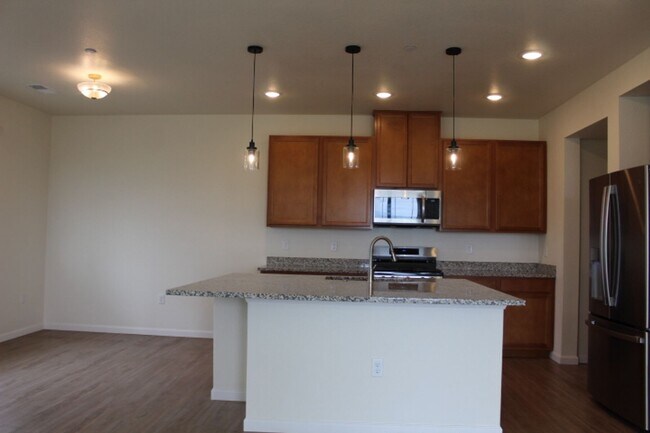 Building Photo - Chatfield Bluffs Condo w/ 3 BR/3 BA!!