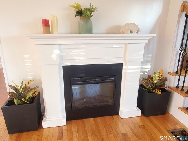 Building Photo - 1093 Shippan Ave