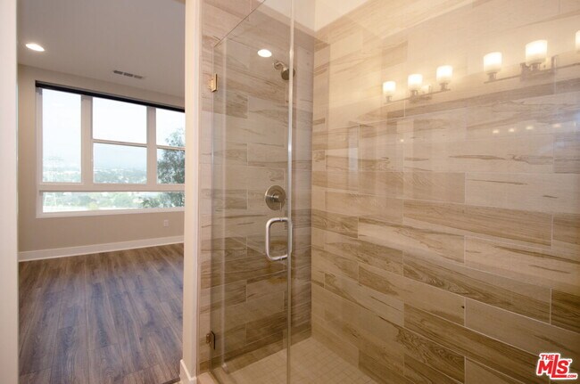 Building Photo - 2753 Waverly Dr