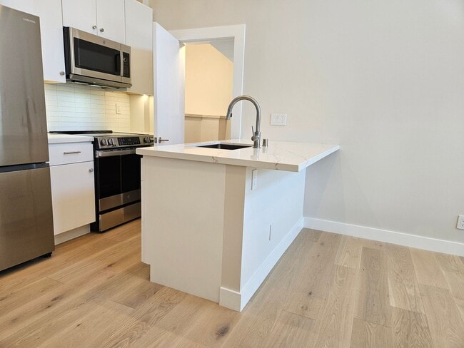 Building Photo - 446 Kirkham St