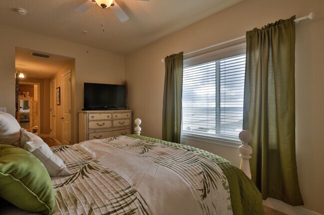 Building Photo - Oceanfront Condo 2 bed/ 2ba Beautifully Decorated and Furnished