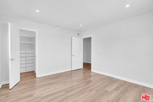Building Photo - 119 E Beach Ave