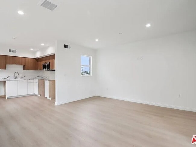 Building Photo - 1677 E 111th St