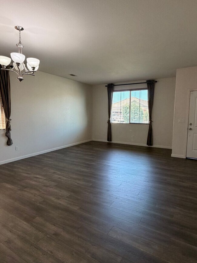 Building Photo - Cozy and Spacious Home in Elk Grove