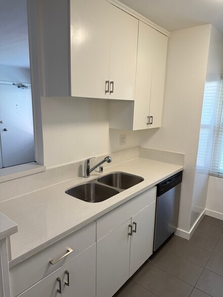 Building Photo - 310 S Sherbourne Dr
