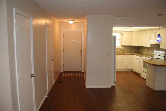 Building Photo - Massive 3 bedroom duplex with living room ...