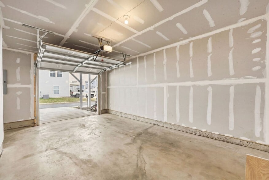 Building Photo - 51 Short Br Dr