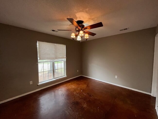 Building Photo - Renovated 2 Bedroom 2 Bath Home For Rent!!