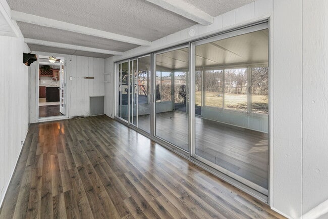 Building Photo - 836 W Everett Rd