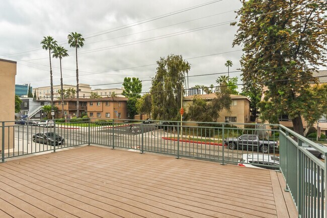 Building Photo - Beautiful 2 Bedroom, 2 Bathroom, Upper Uni...