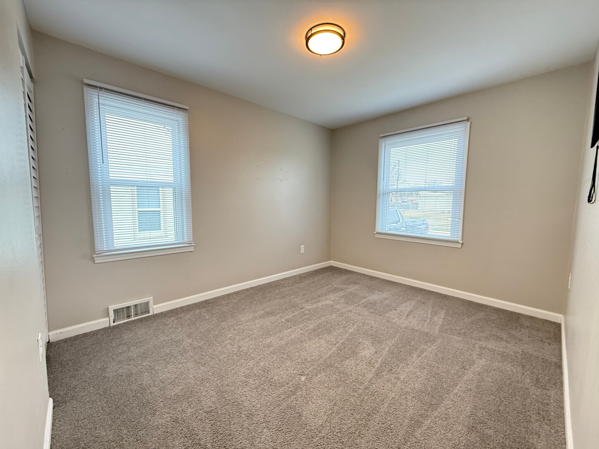 Building Photo - 14310 Hobart Ave