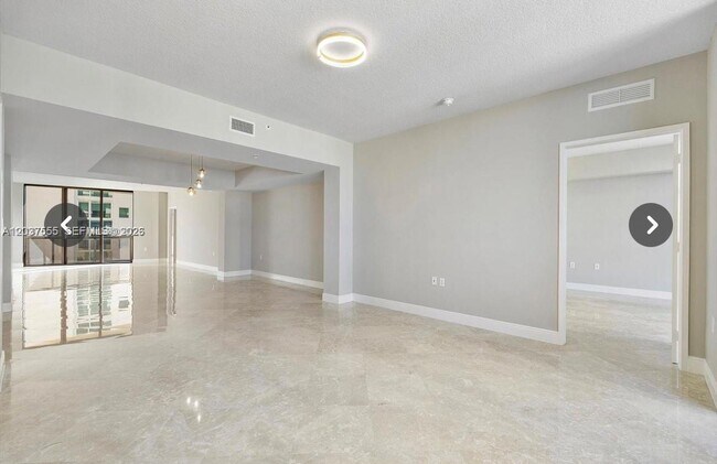 Building Photo - 16275 Collins Ave