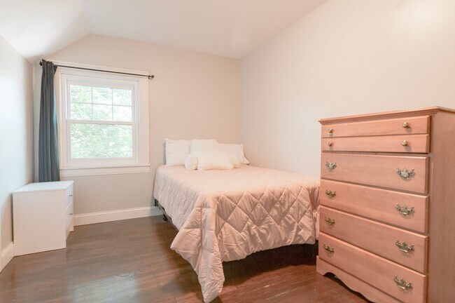 Building Photo - Three Bedroom One Bath