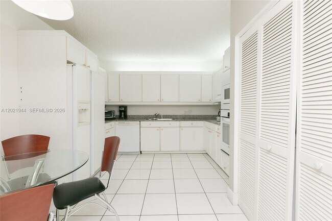 Building Photo - 8855 Collins Ave