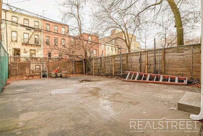 Building Photo - Luxury Triplex Brownstone in Prime Stuyves...