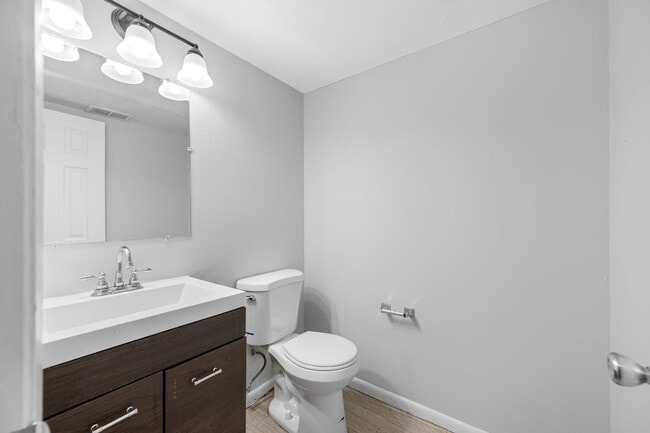 Building Photo - Renovated Seminole Heights Townhome with Laundry Included