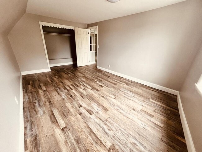 Building Photo - 12 Howe St