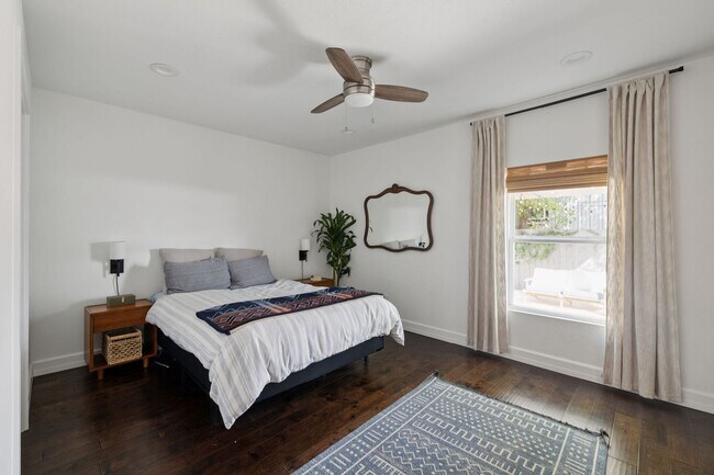 Building Photo - DARLING 2-BEDROOM MAHNCKE PARK COTTAGE