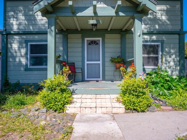 Building Photo - Cute, classic 3/2 home- westside Paso Robles