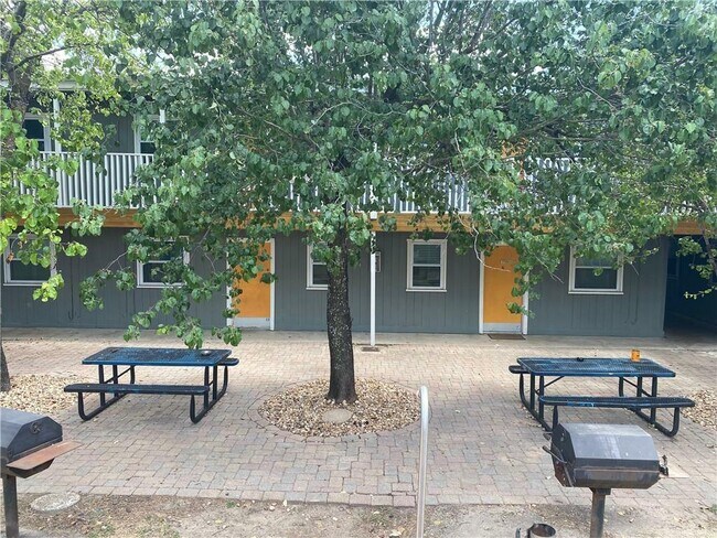 Building Photo - 2401 Manor Rd