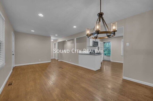 Building Photo - 2820 St Edwards Dr