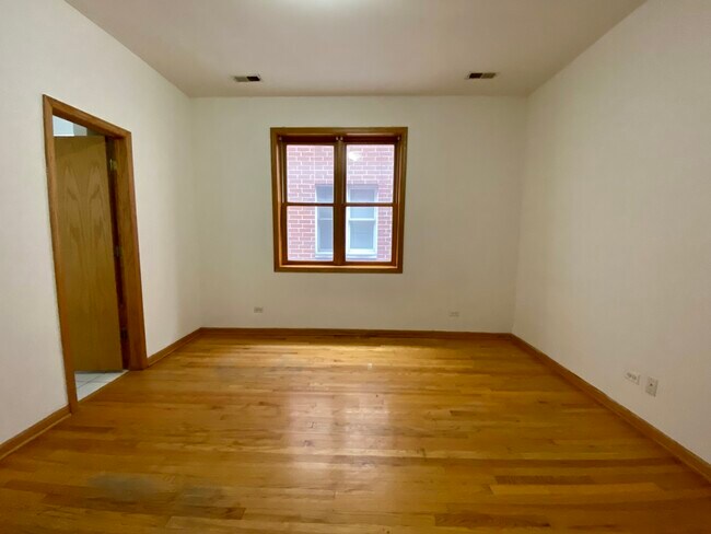 Building Photo - 4233 N Kenmore Ave