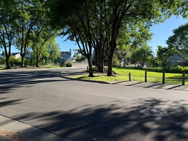 Building Photo - 8908 Gravenstein Way