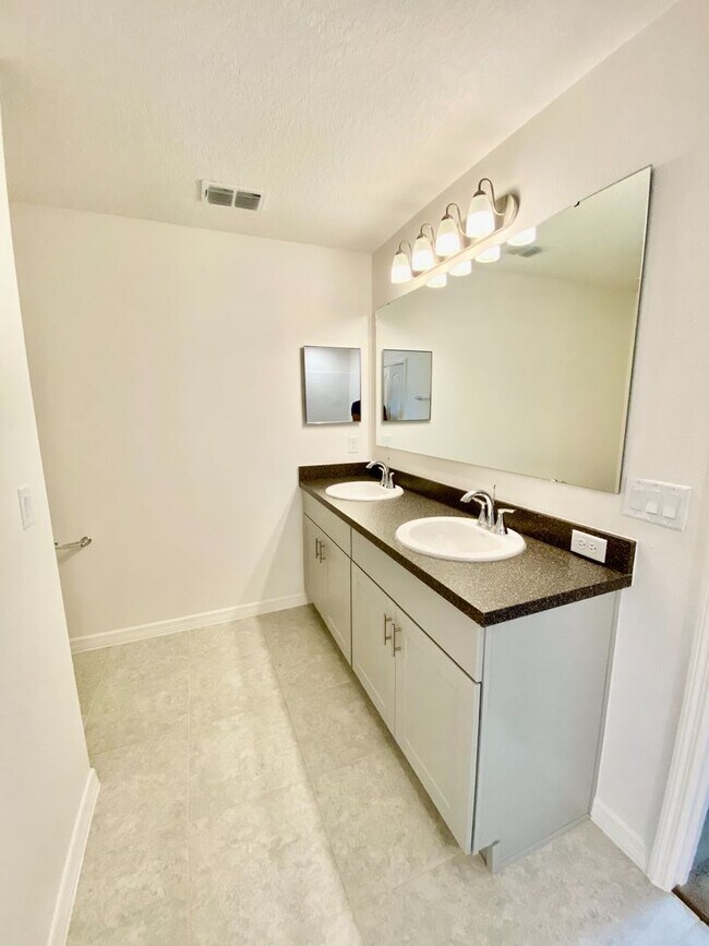 Building Photo - Beautiful Home for rent in Poinciana - 4 bed 2.5 bath plus large bonus room