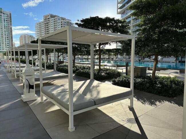 Building Photo - 485 Brickell Ave