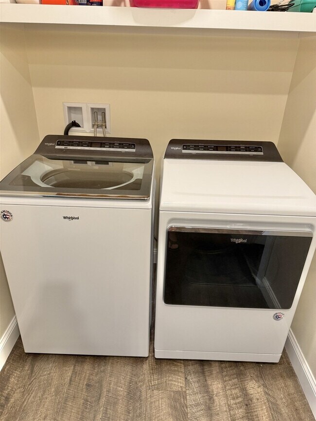 Building Photo - 304 NW River Rd