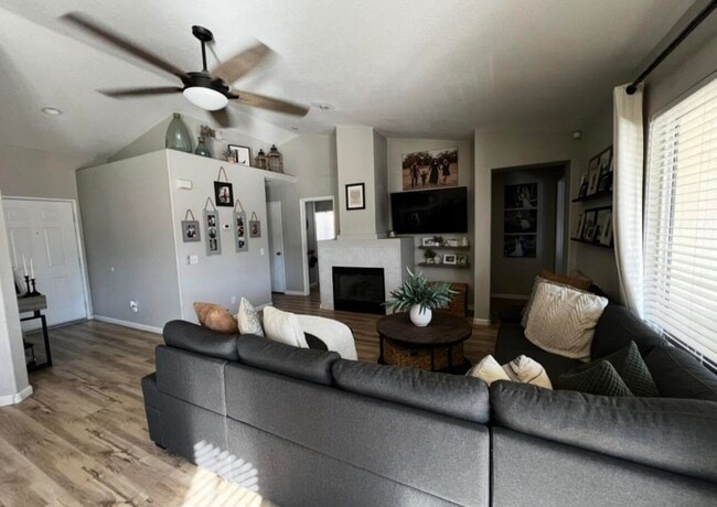Building Photo - 37772 Hollister Dr
