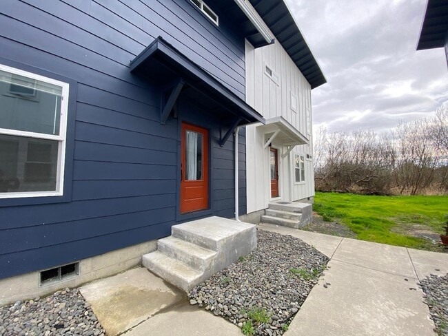 Building Photo - 1022 Villa Way