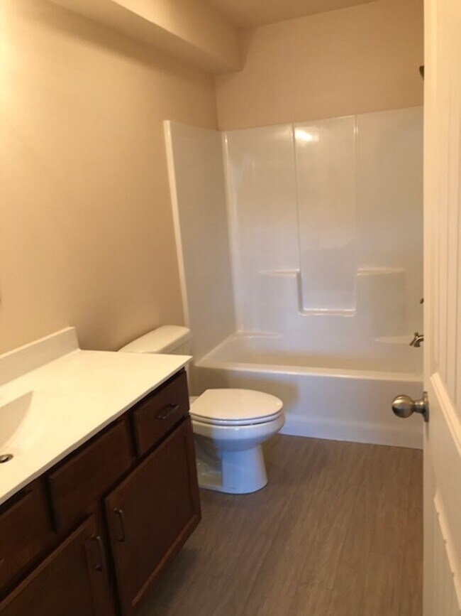 Building Photo - 3 Bedroom 2 Bath 2 Car Garage For Rent in Branson MO