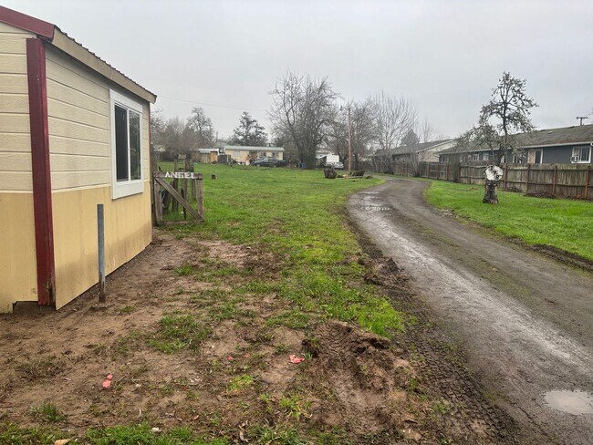 Building Photo - 148-150 Gregory Dr