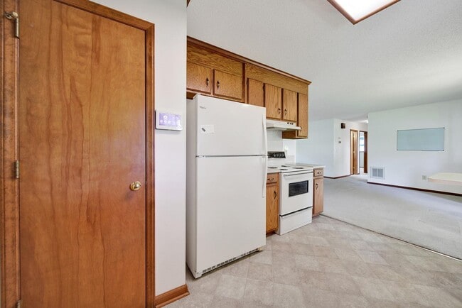 Building Photo - Lovely 3 Bed 2 Bath Ranch Home on Large Lot!