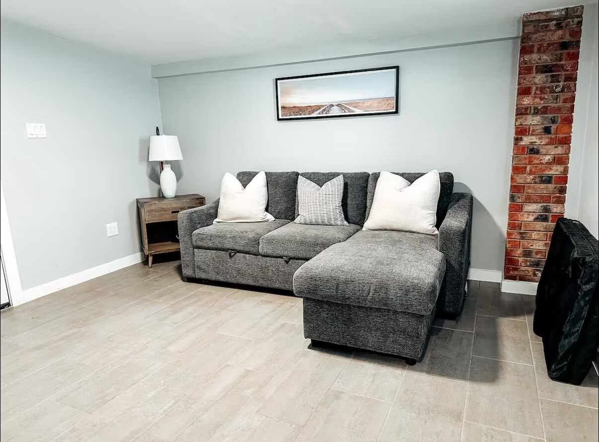 Building Photo - 1049 Meckel Dr