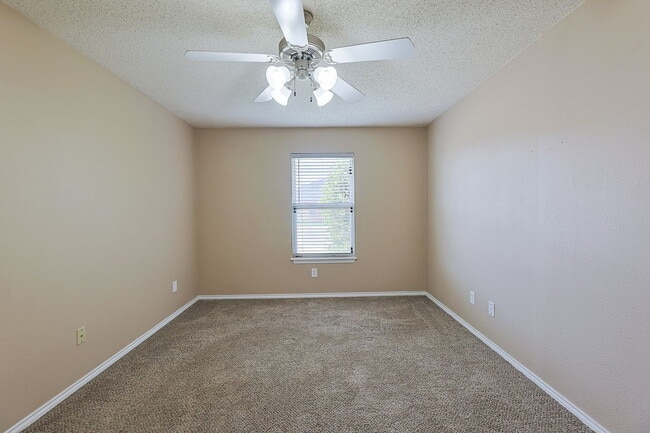 Building Photo - Don't miss this 2 Bedroom Duplex