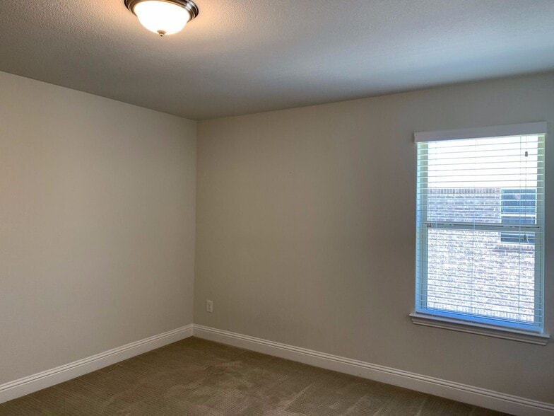 Building Photo - 2420 Holland Grove