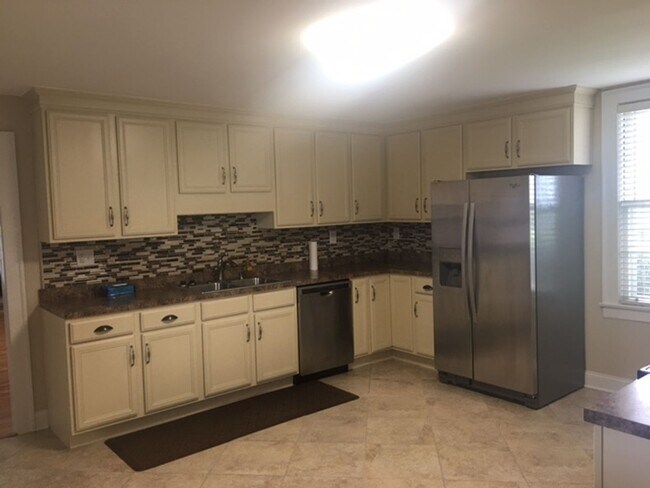 Building Photo - Kentucky mansion overlooking horse farm with stunning views    260308