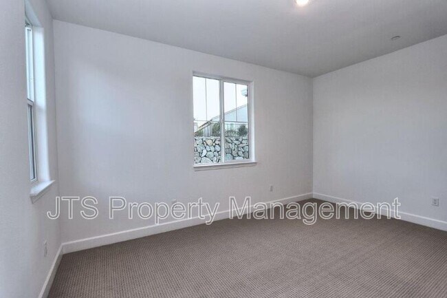 Building Photo - 3349 Hedgerow Ct