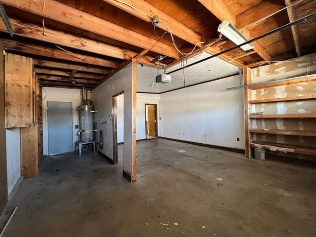 Building Photo - Beautiful 4 Bedroom 2 Bathroom Home