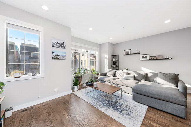 Building Photo - 1025 Walnut Wy