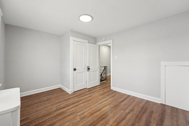 Building Photo - 3 Bedroom, 1.5 bath townhome