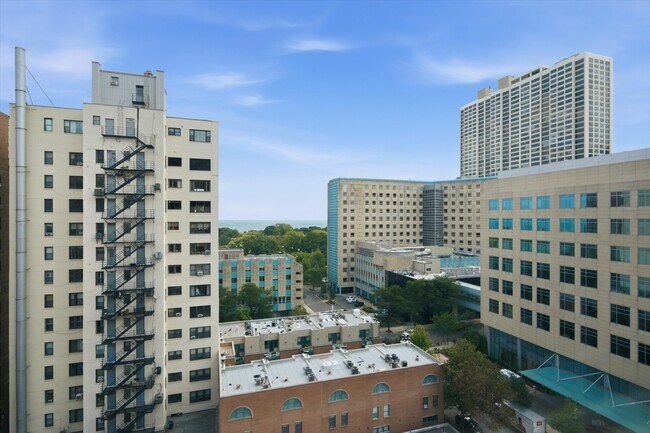 Building Photo - 2909 N Sheridan Rd