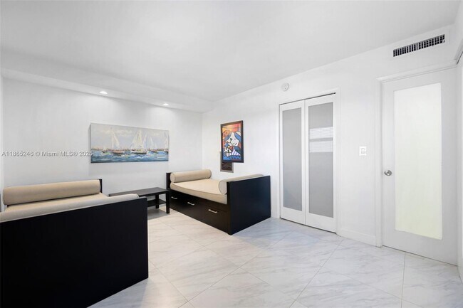 Building Photo - 1620 N Ocean Blvd